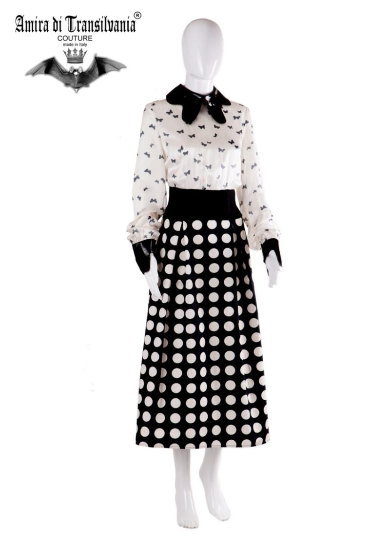 Abito couture stile collegiale con fantasia farfalle e pois